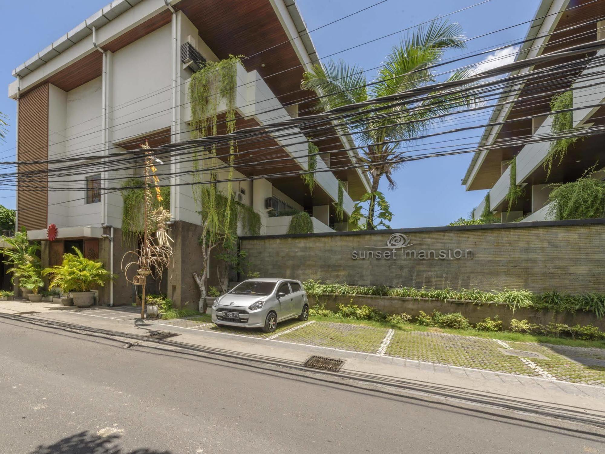 Swiss-Belcourt Sunset Aparthotel Seminyak  Exterior photo